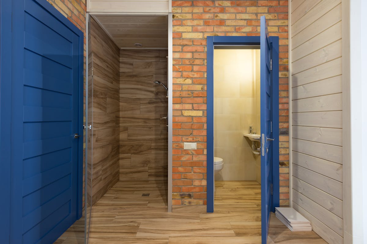 Badezimmer Landhausstil Altholz rustikal weiß
