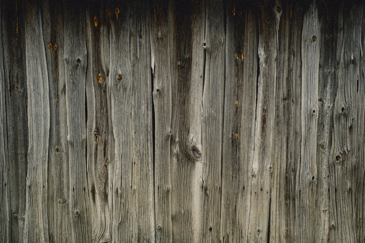 Echtes Altholz mit Patina und Gebrauchsspuren